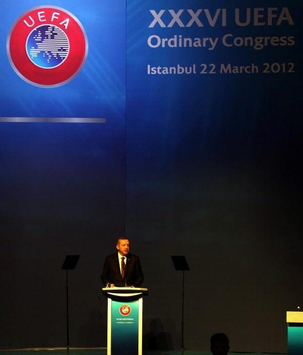 <p>Kongrede konuşan Başbakan Erdoğan, hukukta suçların şahsiliği ilkesini hatırlatarak, şikeye ve suça kim bulaşmışsa en büyük cezanın verilmesi gerektiğini ama kulüplere ceza verilmemesi gerektiğini söyledi. Erdoğan, gerçek kişilerin işlediği suçlar yüzünden tüzel kişilerin cezalandırılmasının, milyonlarca insanı cezalandırmak anlamına geleceğini vurguladı.</p>
