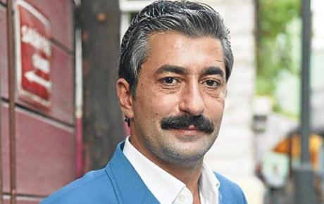 ERKAN PETEKKAYA: (Ali Kaptan) Takım kaptanlığı Ali Kaptan'a yakışmaz mı? Her mevkide oynayabilen joker. Bir ağlatıyor bir güldürüyor, bir iyilik saçıyor, bir maraza çıkartıyor. Dünyanın en zor performansı bukalemun'u oynamaktır.Ali Kaptan başarıyor.