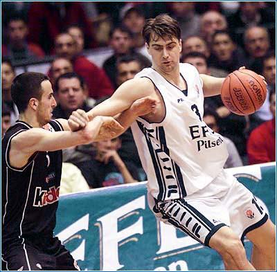 2001'de Efes formasıyla Suproleague'de Final Four'a kalan Okur, aynı yaz A Milli Takım ile 2001 Avrupa Şampiyonası'nda gümüş madalya kazandı.