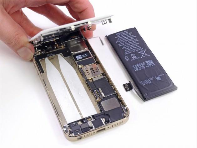 <p>iFixit, bataryanın çok sıkı monte edildiğini belirtiyor. Hatta, 5S'teki 'S' için 'stuck', yani 'takılmış' ifadesini kullanıyor.</p>