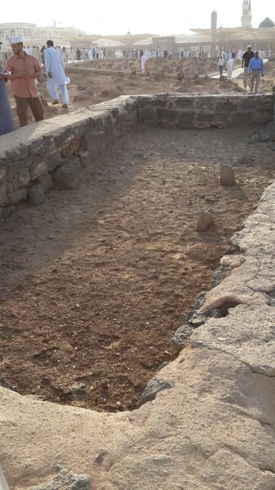 <p>Bunlar arasında Uhud savaşında şehit düşenlerin bir bölümü de bulunmaktadır.</p>
