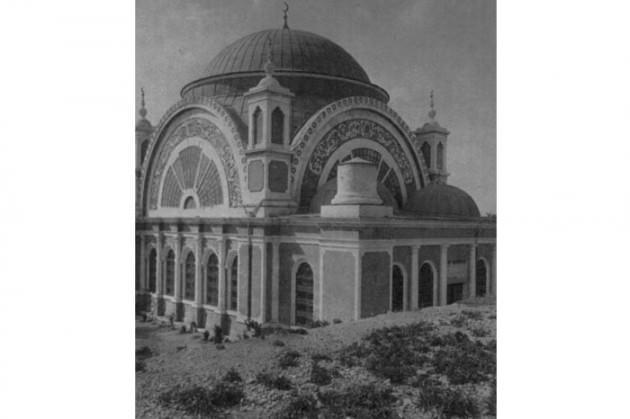 <p>Dünyaya yön veren devletlere başkentlik yapan İstanbul, her dönemin gücünü ve kültürel yapısını içinde barındırıyor. Bu güzel şehirde bir tarihi yolculuğa çıkmak ister misiniz? Yaşlılardan sürekli "Ah nerde o eski İstanbul" serzenişlerini çok fazla duymuşsunuzdur. Büyük devletlerin başkentliğini yapmış bu özel şehir, antik çağlardan günümüze kadar binlerce yılın kültürel etkilerini de hâlâ koruyor.</p>