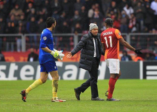 <p>@ergezen Haftaarası saat 3'te karda buzda stada gelen 40.000 kişiye GALATASARAY'lı denir. Ruhumuz yeter!!!</p>