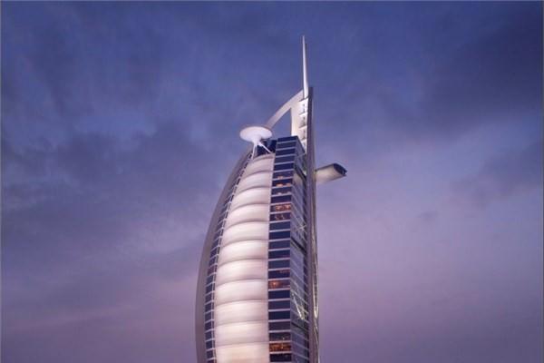 <p><strong>Burj Al Arab -Dubai<br /></strong><br />77 katlı otel toplamda 355 metre yüksekliğe sahip.</p>