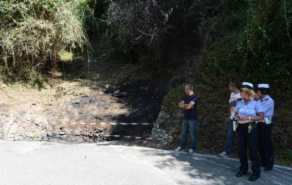 İtalya'da gerçekleştirilen bir ralli büyük bir trajediye sahne oldu. Yoldan çıkan araç yanarak kül oldu. Aracın içinde bulunan 10 yıldır beraber yaşayan nişanlı çift yani pilot ve yardımcısı yanarak feci şekilde can verdi.