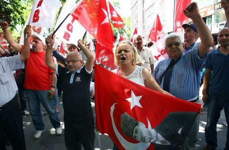 <p>8-BBC: TÜRK GENERALE DARBE GİRİŞİMİNDEN HAPİS İngiliz yayın kuruluşu BBC, asker, hukukçu, yazar ve gazetecilerin de yargılandığı ve 5 yıldır süren davada Türkiye Genelkurmay eski Başkanı İlker Başbuğ'un, hükümeti devirme girişimleri içinde yer aldığı için müebbet hapis cezası aldığını belirtti.</p>