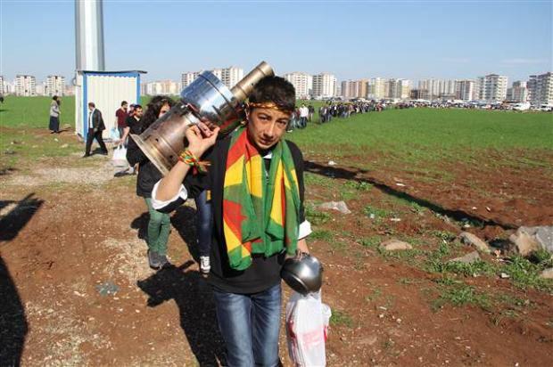 <p>Aralarında BDP'nin de bulunduğu tertip komitesince düzenlenen nevruz kutlamasına katılmak için kentin farklı noktalarından belediyeye ait araçlarla ücretsiz parka taşınan vatandaşlar, yoğunluk nedeniyle yaklaşık bir kilometre mesafede araçlardan inerek, yaya olarak alana alındı.</p>