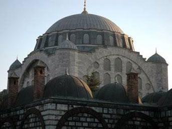 Sokullu Mehmed Paşa Camii - Kadırga Limanında Üç padişaha sadrazamlık yapan Sırp asıllı Sokollu Mehmet Paşa adına 1571de karısı tarafından yaptırılmıştır.