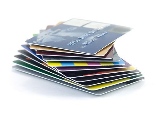 7- Elektrikte İndirim Dolandırıcılığı: “Cep telefonumdan aradılar dolandırıcılar hiç uğraştırmadan direk konuya girip biz elektrik dağıtım şirketinden arıyoruz size elektrikte indirim yapacağız deyip kredi kartı bilgilerimi istediler.Havaların soğuması ile birlikte kabaracak elektrik faturaları aklıma gelince bende bilgileri verdim.Sabah kredi kartımdan 700 lira çekildiğini öğrenince şok oldum.”