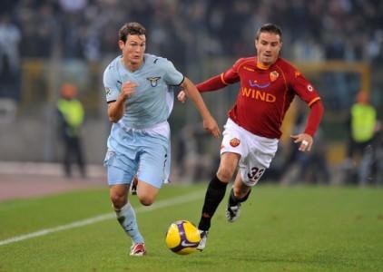 4- Roma - Lazio: Serie A'da mücadele eden iki Roma takımının rekabetleri siyasi görüş ayrılığına dayanıyor. İtalyan Ordusu mensupları tarafından kurulan Lazio ile göçmenlerin takımı olarak kabul edilen Roma'nın rekabetleri dünyaca takip edilirken, zaman zaman oluşan büyük gerginlikler karşılaşmanın önüne geçer.
