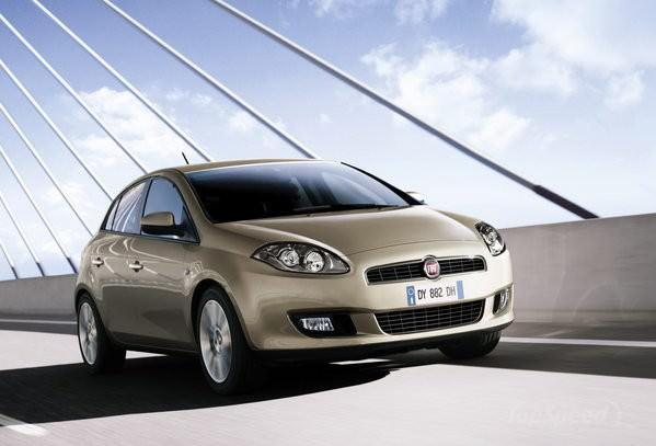 <p><strong>Fiat Bravo!<br /></strong>Fiat Bravo'nun yenilenmiş versiyonu da ilk kez Frankfurt'ta tanıtılacak. Dış görünüşü dışında, teknolojisinde yenilikler yapılan ve donanım seviyesi de değiştirilen Bravo, daha oval ve şık hatlarıyla dikkat çeken modellerden birisi olacak.<br /> </p>