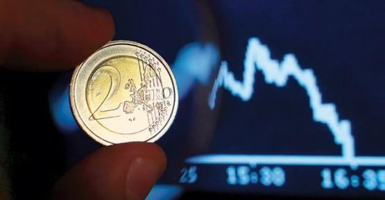 28 Ocak: Fitch, aralarında İspanya ve İtalya'nın da bulunduğu Avro Bölgesi'ne üye 5 ülkenin uzun vadeli kredi notunu düşürdü, kredi not görünümlerini ''negatif'' olarak belirledi.