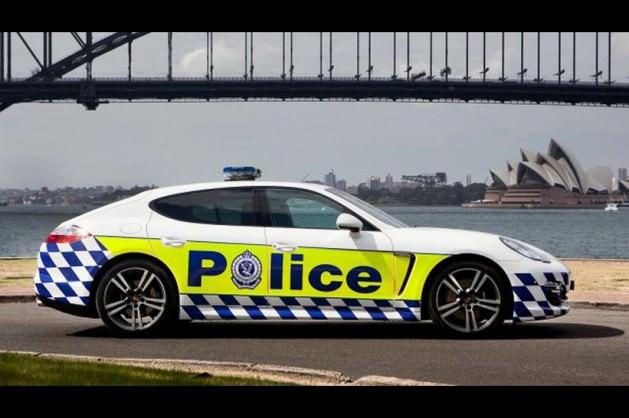 <p>Porsche Panamera, 2012'nin sonlarında Avustralya'nın 'Yeni Güney Galler' eyaletinin polis filosuna katıldı. Spor görünüme sahip aracın hızı saatte 259 km'ye ulaşıyor.</p>