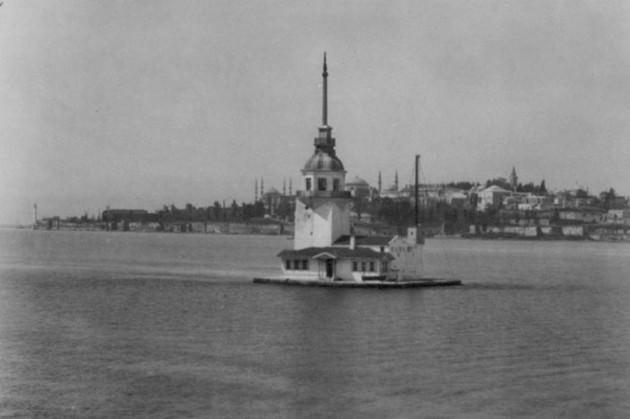 <p>Dünyaya yön veren devletlere başkentlik yapan İstanbul, her dönemin gücünü ve kültürel yapısını içinde barındırıyor. Bu güzel şehirde bir tarihi yolculuğa çıkmak ister misiniz? Yaşlılardan sürekli "Ah nerde o eski İstanbul" serzenişlerini çok fazla duymuşsunuzdur. Büyük devletlerin başkentliğini yapmış bu özel şehir, antik çağlardan günümüze kadar binlerce yılın kültürel etkilerini de hâlâ koruyor.</p>