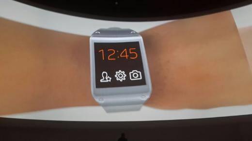 <p>Samsung Galaxy Gear'da 800 Ghz'lik işlemci, 1.9 megapiksellik kamera, 512 megabyte ram, Bluetooth 4.0 ve Wi-Fi bağlantı özellikleri bulunuyor.</p>