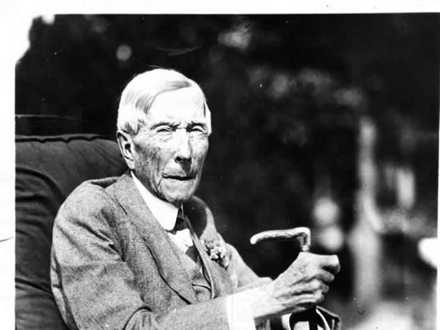 JOHN D. ROCKEFELLER Tarihin ilk dolar milyarderi olan Rockefeller Şirketler Grubu Kurucusu John D. Rockefeller, lise öğrenimini tamamlayamamış iş adamlarından. Rockefeller, mütevazı bir köy kilisesinde ayin eşyası muhafızıyken, bir ticarî işletmeye muhasebeci olarak girdi. Daha sonra simsarlık şirketine ortak oldu. Çelik ve madencilik işine girerek bir dünya devi yarattı. 1937'de ölmeden önce ise servetinin çoğunu öğrenimini tamamlayamamasının verdiği burukluk yüzünden eğitim kurumlarına bağışladı.
