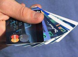 5- Kartınız Kopyalanmış Olabilir: "Kartımı ATM'ye taktım ve bir anda ne olduğunu anlamadan ATM kartımı yuttu. Bir saat beklemeden sonra anlaşıldı ki, kartım Bulgaristan'da Plovdiv'de kullanılmış. Param çekilmiş ve kullanılmış. Ardından İstanbul'un değişik yerlerinde de. Kartımın kopyalandığını söylediler. Bir banka nasıl oluyor da kartın kopyalanmasına izin veriyor? Biz güvenip paramızı yatırıyoruz insanlar gelip rahatlıkla kopyalama yapıp bakiyemizi kullanabiliyorlar. Üstelik de ben bunu 1 hafta sonra öğreniyorum."