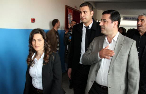 <p>Demirtaş ile Başak Hanım’ın arkadaşlığı, Demirtaş’ın Ankara Üniversitesi Hukuk Fakültesi’nde okuduğu yıllarda başladı.</p>

<p> </p>
