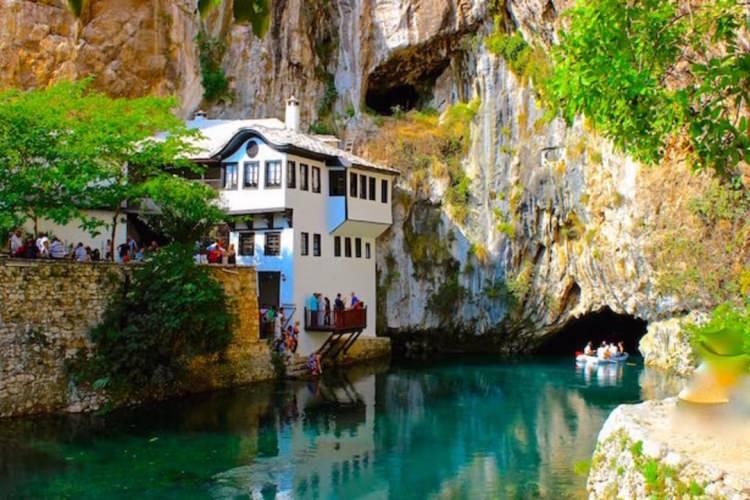 <p>Bosna Hersek'teki Blagaj Kasabası'nda bulunan, dervişler için inşa edilmiş Blagaj Tekkesi'nin içinde bir şeyler içerek Buna Nehri'nin berrak sularını izlemek mümkün.</p>