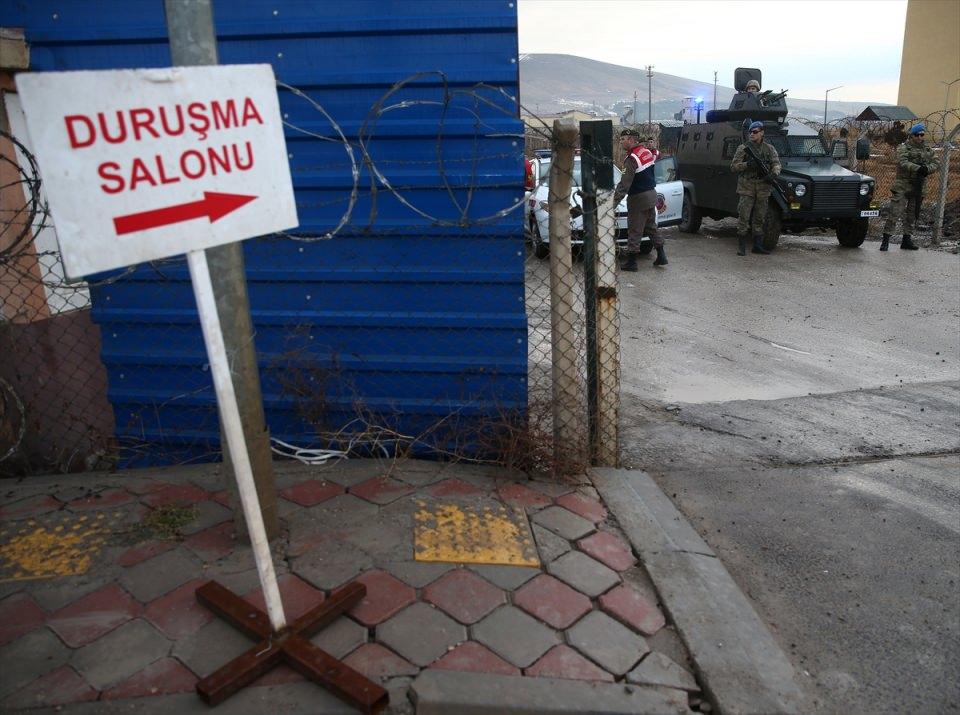 <p>Davanın görüleceği mahkeme salonu çevresinde geniş güvenlik önlemi alındı.</p>

<p> </p>
