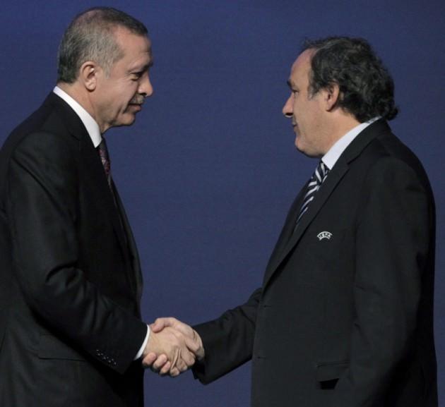 <p>Erdoğan’ın sözlerine yanıt veren UEFA Başkanı Platini ise Başbakan Erdoğan'ın haklı olduğunu ancak sistemin yıllardır böyle işlediğini söyledi.</p>