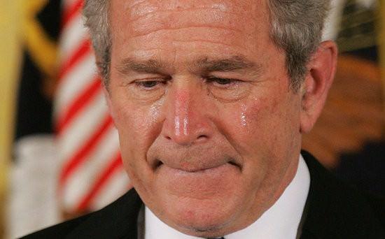 <p><strong>2000-2008 yılları arasında Amerikan başkanı olarak görev yapan George Walker Bush’un adının verildiği kütüphane ve müzenin açılış törenine ülkesinden ve çeşitli ülkelerden birçok ünlü siyasi katıldı. Kapanış konuşması için kürsüye gelen George Walker Bush ülkesi için iyi günlerin geleceğine inandığını söyledi fakat bu duruma kendisi de inanmamış olacak ki gözyaşlarına hakim olamadı ve ağlamaya başladı.</strong></p>