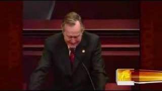 <p><strong>ABD eski Başkanı George Bush ya da bilinen adıyla Baba Bush, küçük oğlu Jeb Bush´un vali olduğu Florida´ya gitmiş ve burada bir konuşma yapmıştı. Konuşması sırasında duygulanan Baba Bush, Jeb´in 1994 yılındaki seçim yenilgisini anlatırken göz yaşlarına boğuldu. 'Sevdiğiniz bir kişiden bahsederken ister istemez duygulanıyorsunuz. İnsan yaşlanınca bu duygusallık daha da artıyor' diyen Baba Bush´un yardımına oğlu Jeb koştu ve onu teselli etti.</strong></p>