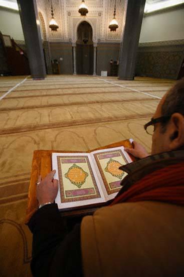 <p>Fakat hem âyetlerinin çokluğu, hem sûrenin birçok isimle meşhur olması, hem de Peygamber Efendimizin (a.s.m.) açık olarak bunun başka bir sûrenin devamı olup olmadığı hususunda sessiz kalması, Tevbe Sûresinin ayrı bir sûre olduğunu beyana kâfi gelmiştir.</p>