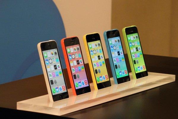 <p><strong>10. iPhone 5C</strong></p>
<p>iPhone 5 ile hemen hemen aynı özelliklere sahip olan iPhone 5C'de farklı renk seçenekleri bulunuyor.</p>