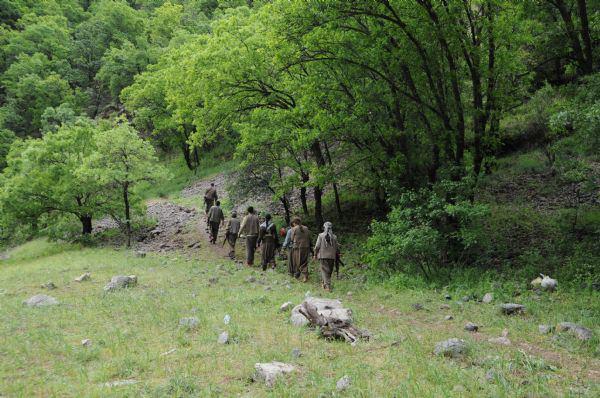 <p>BU BÖLGEYE GELMEYİN MAYIN VAR PKK'nın Aliboğazı Vadisi sorumlusu 'Koçero' kod adlı PKK'lı grupta bulunanlara yaptığı konuşmada, Tunceli bölgesindeki bazı PKK'lıların çekildiğini, bazı grupların da çekilme hazırlığı yaptığını söyledi. Koçero kod adlı PKK'lı, "Geri çekilme hazırlığı yapılıyor ve bizler de bu geri çekilme kararına kesinlikle uyacağız. Örgütün aldığı her karara tabi olmak ve her kararı uygulamak durumundayız" dedi.</p>