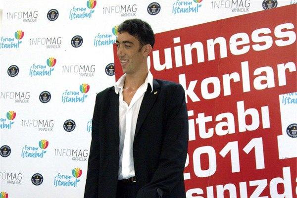 <p id="summary">‘’Dünyanın en kısa kadını’’ Elif Kocaman ile ''Dünyanın en uzun adamı'' Sultan Kösen, İstanbul'da ''Guinness Rekorlar Kitabı 2011''ın tanıtımı için bir araya geldi.</p>
