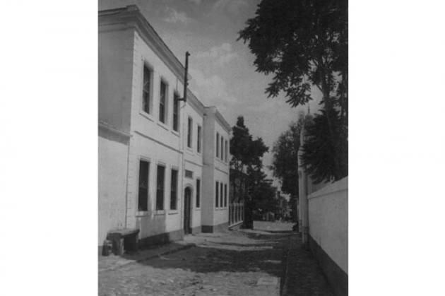 <p>Dünyaya yön veren devletlere başkentlik yapan İstanbul, her dönemin gücünü ve kültürel yapısını içinde barındırıyor. Bu güzel şehirde bir tarihi yolculuğa çıkmak ister misiniz? Yaşlılardan sürekli "Ah nerde o eski İstanbul" serzenişlerini çok fazla duymuşsunuzdur. Büyük devletlerin başkentliğini yapmış bu özel şehir, antik çağlardan günümüze kadar binlerce yılın kültürel etkilerini de hâlâ koruyor.</p>