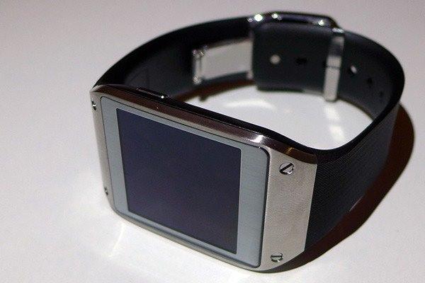 <p><strong>Galaxy Gear</strong><br />
Samsung'un ilk akıllı saati olan Galaxy Gear, kötü pil ömrü ve sınırlı kullanıma sahip olmasının yanı sıra çok da pahalıydı.</p>
