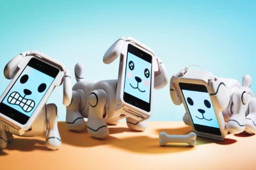 Sanal bebek’ Tamagotchi’leri hatırlıyorsunuz değil mi? O şirin yaratıkların üreticisi Bandai şirketi, işi bir adım daha ileriye taşıyarak bu köpecikleri yarattı. Önce iPhone’unuza TechPet uygulamasını indiriyorsunuz. Sonra telefonu robot köpek bedenine monte ediyorsunuz ve en iyi dostunuz yanınızda. Köpeğinizi ekrana dokunarak besleyebilirsiniz. O da iPhone’un kamera ve mikrofonunu kullanarak sizin verdiğiniz emirleri algılayabilir.