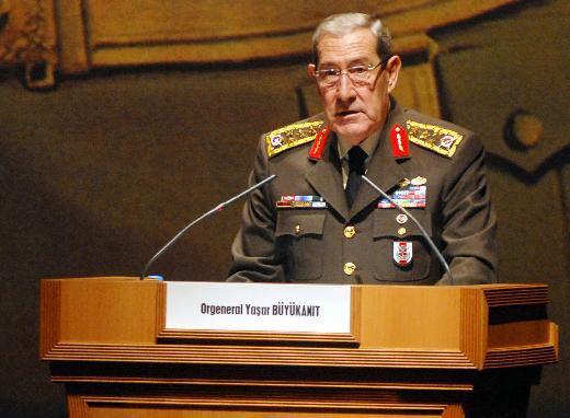'SÖZDE DEĞİL ÖZDE ANAYASA İLKELERİNE BAĞLI' - 27 Nisan bildirisinden önce 12 Nisan 2007 tarihinde Genelkurmay Başkanlığı'nda çok geniş katılımlı bir basın toplantısı yapıldığı, orada bunu gazeteciler bana sordu, ben de “İnanıyoruz ki seçilecek Cumhurbaşkanı sözde değil özde anayasal ilkelere bağlı bir kişi olacağını umut ediyoruz. Tabii ki bu konudaki yetki TBMM'nindir” dedim. 