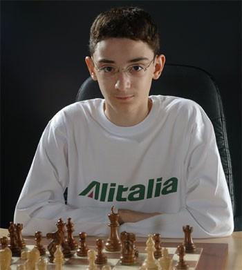 FABIANO LUIGI CAURANA - 14 yaşında en genç satranç üstadı oldu. İtalyan ve Amerikan vatandaşı olan harika çocuk Fabiano Luigi Caruana sadece 14 yaşındayken satranç üstadı ünvanını kazandı. Caruana, şu anda İtalya'da ve Amerika'da gelmiş geçmiş en genç satranç üstadı.