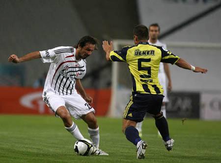 <p><strong>Yusuf Şimşek (Beşiktaş, 2008-09)</strong><br /><br />O sezonu çifte kupa ile tamamlayan Mustafa Denizli'nin Beşiktaş'ı tecrübeli oyuncu Yusuf Şimşek'ten de müthiş bir katkı aldı. Özellikle Galatasaray maçında attığı kritik gol Beşiktaş'ın sezonu mutlu sonla noktalamasında kritik bir önem arz ediyordu. 2009-10 sezonunda da siyah beyazlı formayı giyen tecrübeli isim, kariyeri Spor Toto 2. Lig Beyaz Grup takımlarından Turgutluspor'da sürdürüyor. </p>