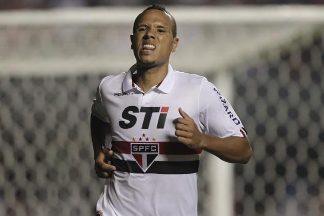 <p>FABIANO İDDİASI<br />G.Saray'da sürpriz bir iddia daha ortaya atıldı. Sao Paulo'da oynayan Luis Fabiano'nun, 4.5 milyon euro öneren Cimbom'a yakın olduğu öğrenildi. (FOTOMAÇ)</p>