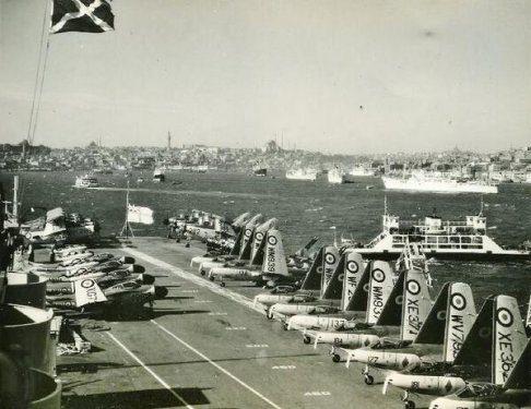 <p>İngiliz Donanması'na ait HMS Eagle uçak gemisi İstanbul'da (1958)</p>