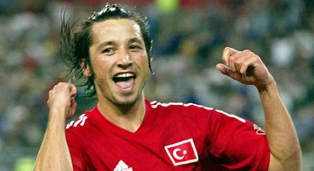 Senegal 0 - 1 Türkiye:  2002 Dünya Kupası Çeyrek Finali'nde Senegal ile karşılaşan A Milli Takımımız, normal süresi golsüz sona eren mücadelenin 94. dakikasında topu ağlara yollayan İlhan Mansız ile 1-0'lık galibiyete uzanmış ve altın gol kuralı ile tarihinde ilk kez Dünya Kupası'nda yarı finale yükselmişti..