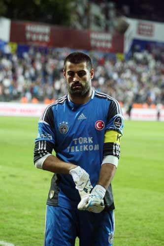 <p><strong>VOLKAN DA BELİRSİZ</strong><br />Kanarya’da futbol takımıyla ilgili de geniş bir çaplı değişim olacak gibi... Volkan Demirel’den başlayalım. Başkan Aziz Yıldırım ve Aykut Kocaman’a en yakın isim olan milli eldivenin sözleşmesi bitiyor. Volkan, “Benim F.Bahçe ile imzam gönülden” açıklamasını yapsa da yönetime kimin geleceği bu tabloyu değiştirebilir. Benfica maçı sonrası, “Bizi geçen yıl Avrupa’ya göndermeyenler şimdi ne yapıyor” sözleri, açık bir şekilde M.Ali Aydınlar’ı işaret etmişti. Aydınlar’ın başkanlığa gelmesi halinde Volkan’ın F.Bahçe’de kalmayacağı belirtiliyor. Bu nedenle Volkan, hem Yıldırım’ın hem de Aykut Kocaman’ın kararı için beklemede.</p>