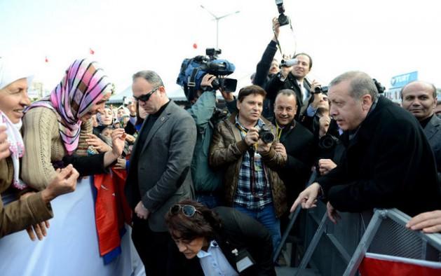 Balıkesir'de toplu açılış törenine, Başbakan Erdoğan'la bir kadın vatandaş arasında yaşanan bu olay damga vurdu.
