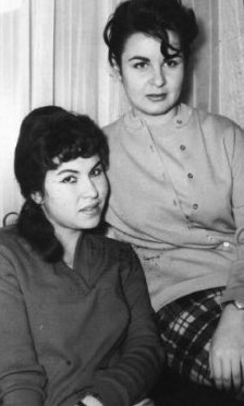 <p><strong>EMEL YILDIZ- FATMA GİRİK<br /></strong>‘Panter Emel’ lakaplı Emel Yıldız, birçok ünlü oyuncuyu Türk sinemasına kazandırdı. Bunlardan birisi de Fatma Girik’ti (1988).</p>