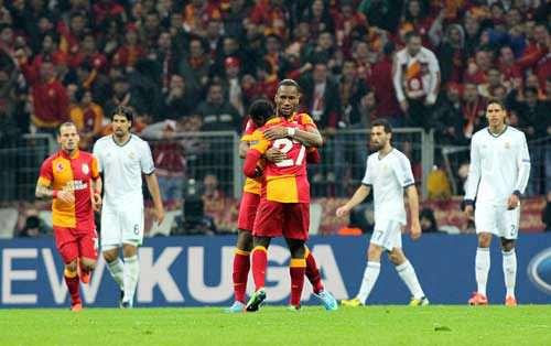 <h1>AS (İSPANYA)</h1>
<div class="galeri_kattext">
<p><span class="bold_14_black">İkinci yarıda Eboue, Sneijder ve Drogba’nın golleri korku yarattı. Büyük Cristiano savaşarak Real’i kurtardı.</span></p>
</div>