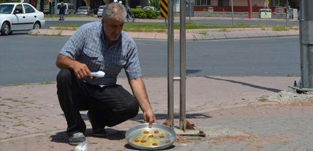Hava sıcaklığının bunaltıcı derecede olması sonrasında vatandaşlar da güneşin altında sucuklu yumurta pişirmeye çalıştı. Aşırı sıcakta güneşin altına konulan tepsi içindeki sucuklar yaklaşık 4 dakika sonra kızarmaya başladı. Çevredeki meraklı vatandaşlar da bu denemeyi hayretler içinde izledi.