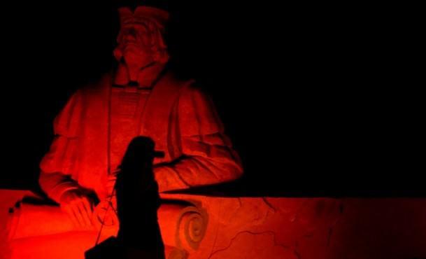 Bu yıl "imparatorluklar" temasıyla gerçekleştirilen ve 10 bin ton kum kullanılan Antalya’daki festivalde, Kanuni Sultan Süleyman, Napolyon, Ulubatlı Hasan, Ramses ve Cengiz Han`ın da aralarında bulunduğu pek çok tarihi kısının heykelleri ziyaretçilerin büyük ilgisini çekiyor.