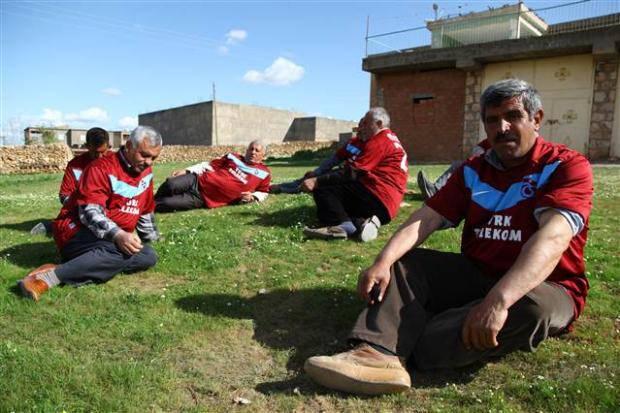 Veysi Tunç da (53) köylülerle bir araya geldikleri zaman sadece Trabzonspor'un maçlarının değerlendirmesini yaptıklarını, sohbetlerinin takımdaki gelişmeleri konuşarak geçtiğini kaydetti. Takım yenildiği zaman köydeki herkesin moralinin bozulduğunu aktaran Tunç, "Trabzonspor futbolcularının köyümüze gelmesini istiyoruz. Özellikle Hami Mandıralı ve futbolcuların gelmesini arzuluyoruz. Köydeki çocukların büyük çoğunluğu da Trabzonsporlu" şeklinde konuştu.