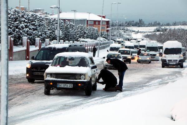 Kar lastiği olmayan ya da zincirsiz yola çıkan sürücüler yüzünden hem kendileri hem diğer sürücüler, kar tutan yolda araçlarıyla ilerlemekte zorlandı.