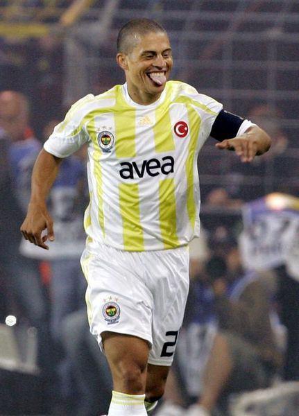 2007-2008 UEFA Şampiyonlar Ligi asist kralı oldu.