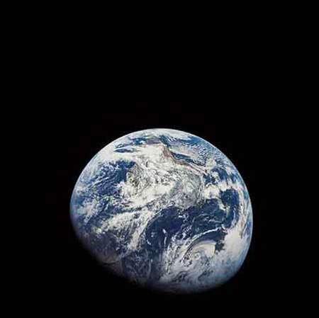 <p>Dünyamızın ilk fotoğrafı 1968 yılında Apollo 8, uzayın derinliğindeki dünyayı ilk böyle görüntüledi. Kaynak: Dünyanın ilk fotoğraf çekimleri fotoğraf tarihi fotoğraf belgeseli</p>